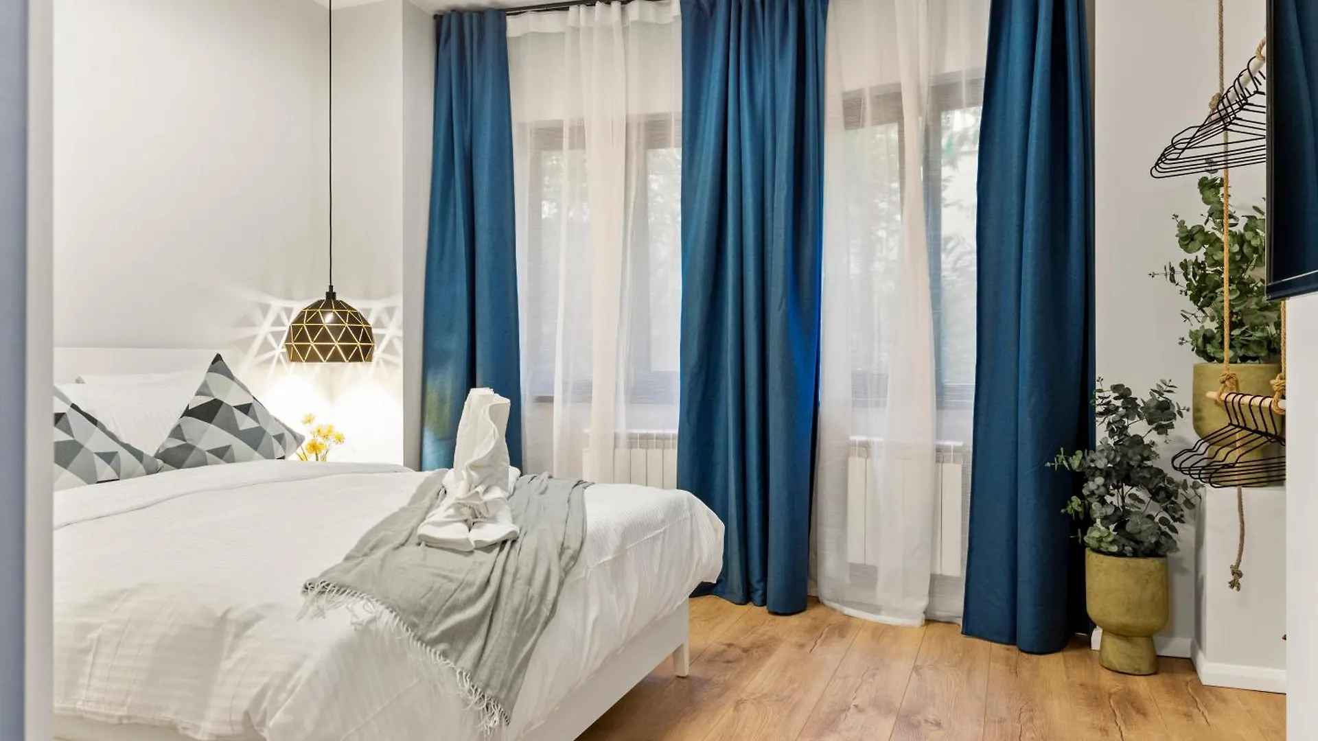 Tova Pearl - Cozy, Modern 2Br Apt, Dt, Ultracentral, Chabad Across Street, 20 Min Walk To Old Town Bükreş Daire
