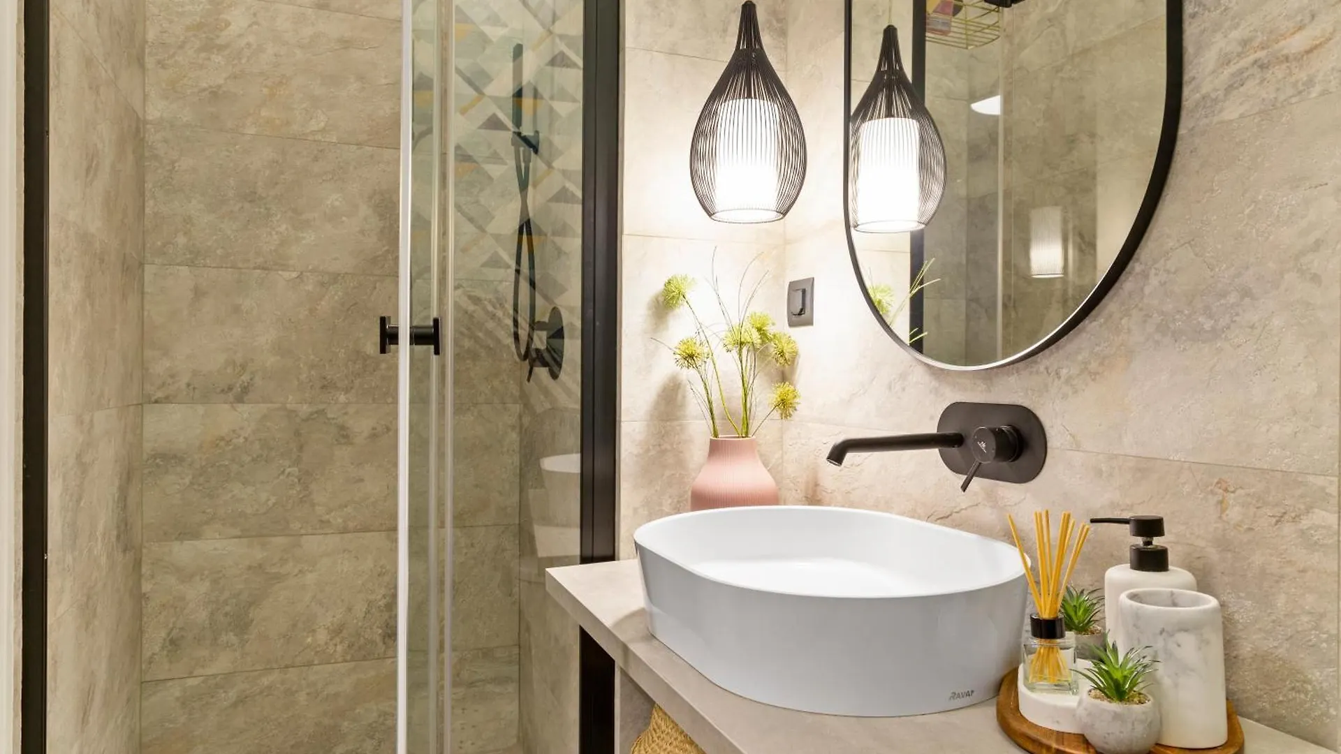 Tova Pearl - Cozy, Modern 2Br Apt, Dt, Ultracentral, Chabad Across Street, 20 Min Walk To Old Town Bükreş 0*,  Romanya